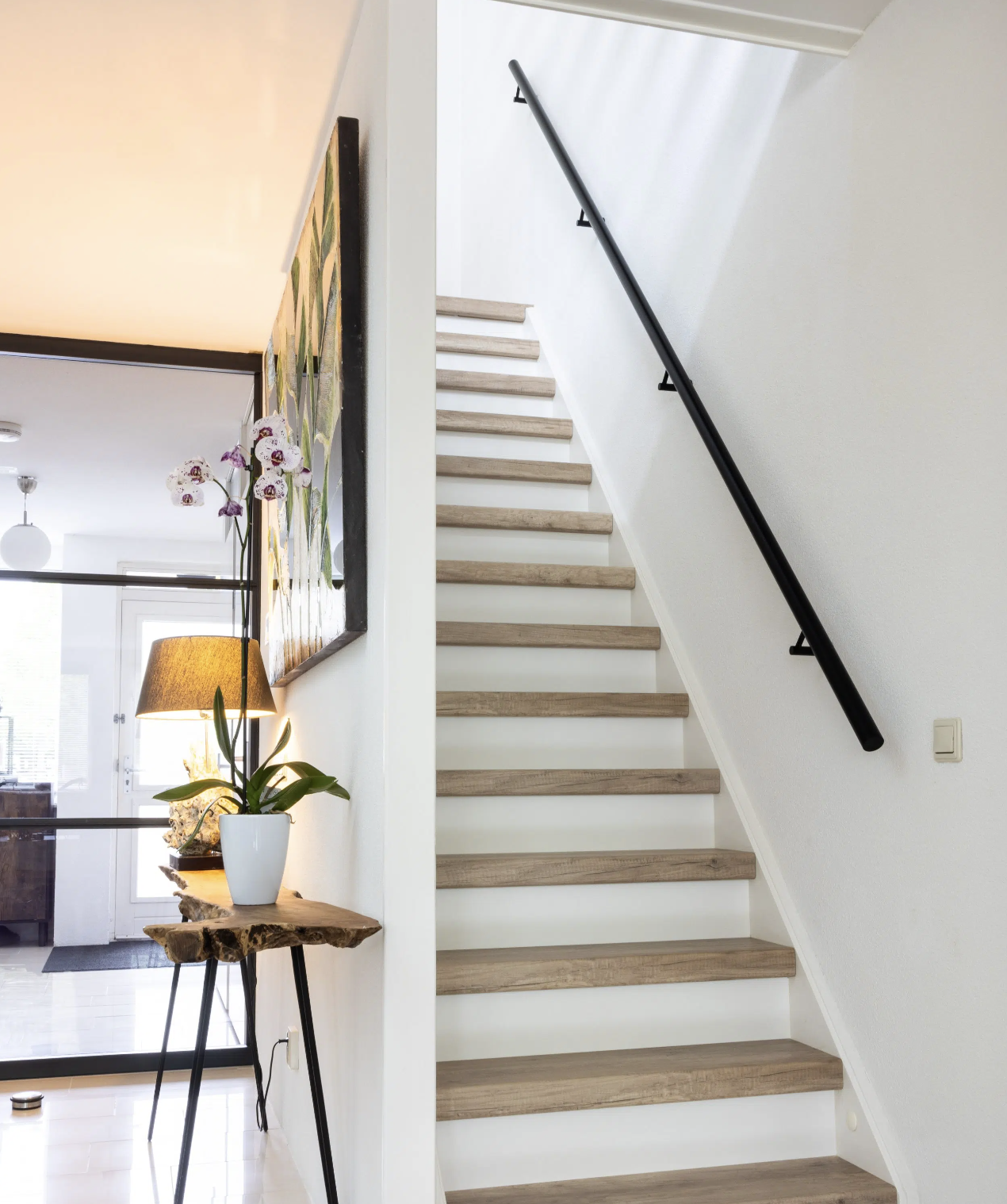Een stijlvolle trap? Een snelle traprenovatie voor een moderne verbinding tussen twee verdiepingen.