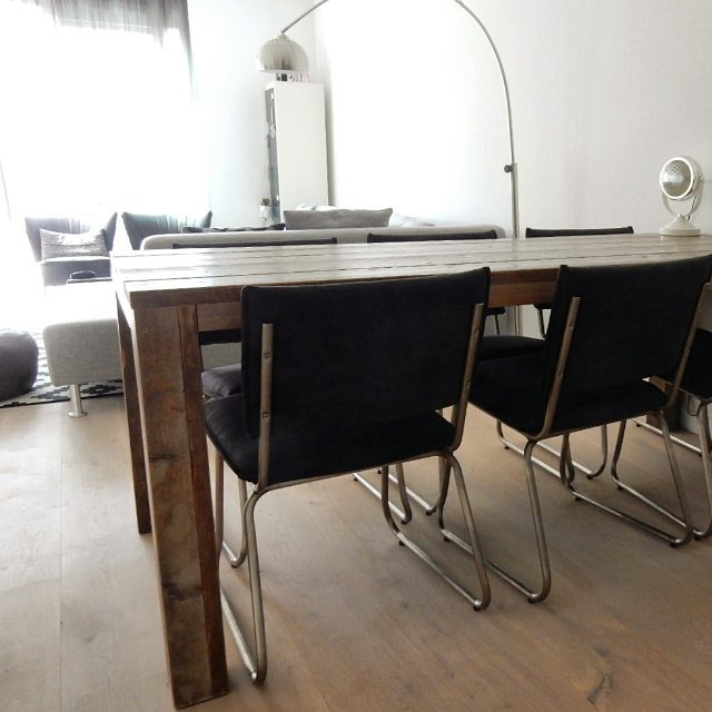 houten tafel met moderne stoelen